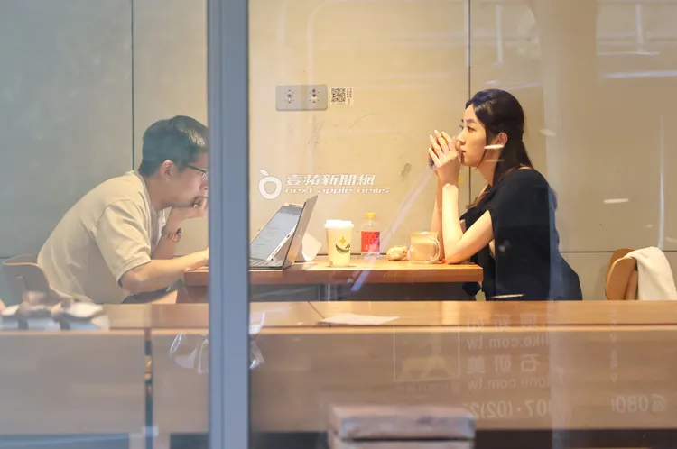 王乃伃（右）拿出一瓶罐子在聞。特勤中心攝