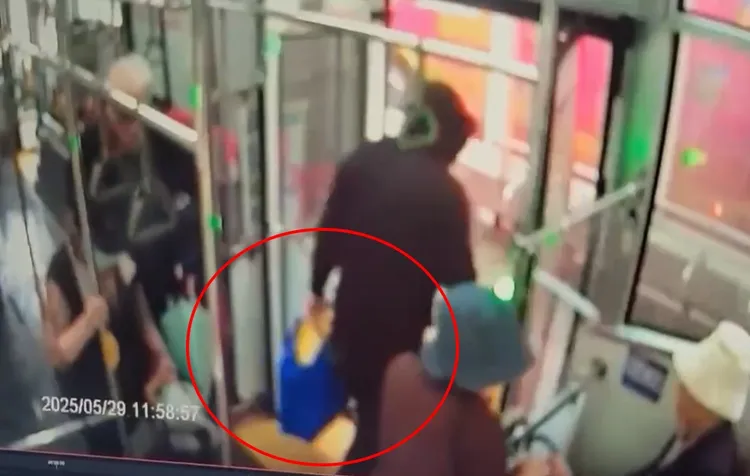 黑衣男搭乘公車。翻攝畫面