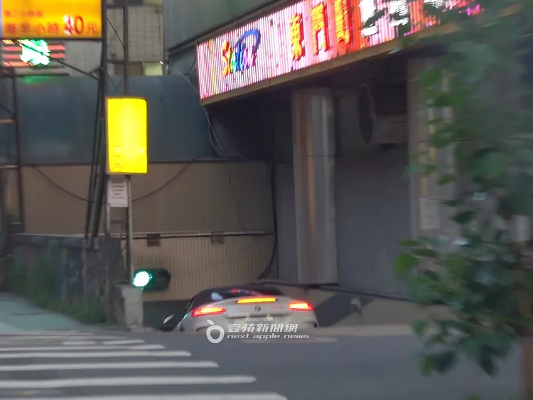 無尊把車開到東區的商辦地下停車場。特勤中心攝