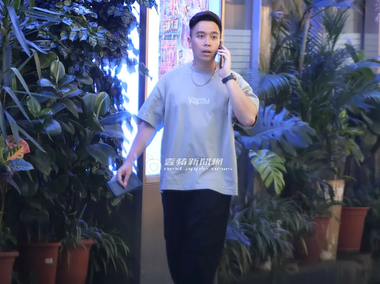 無尊邊走邊講電話，眼神不忘瞄向東區正妹。特勤中心攝