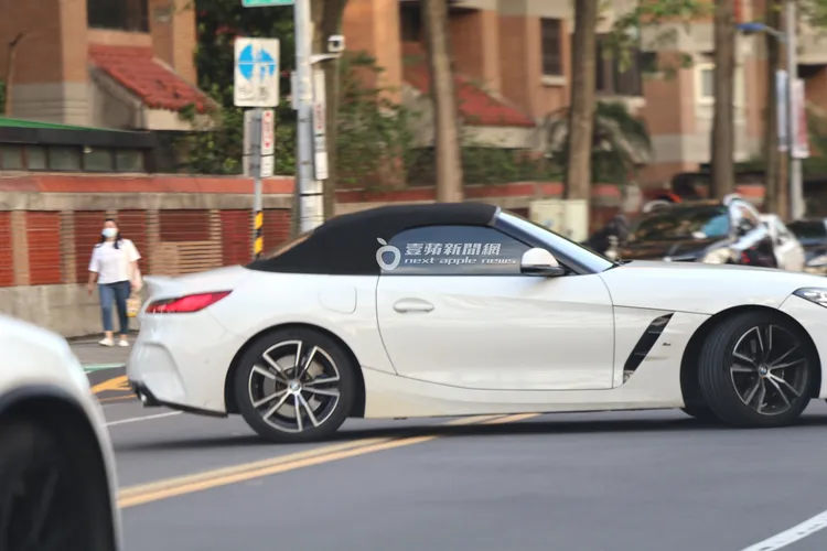 無尊駕駛305萬元BMW Z4 sDrive20i新車直接雙黃線大迴轉。特勤中心攝