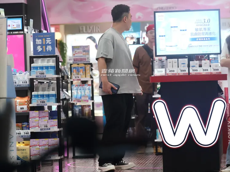 無尊走到東區逛屈臣氏。特勤中心攝