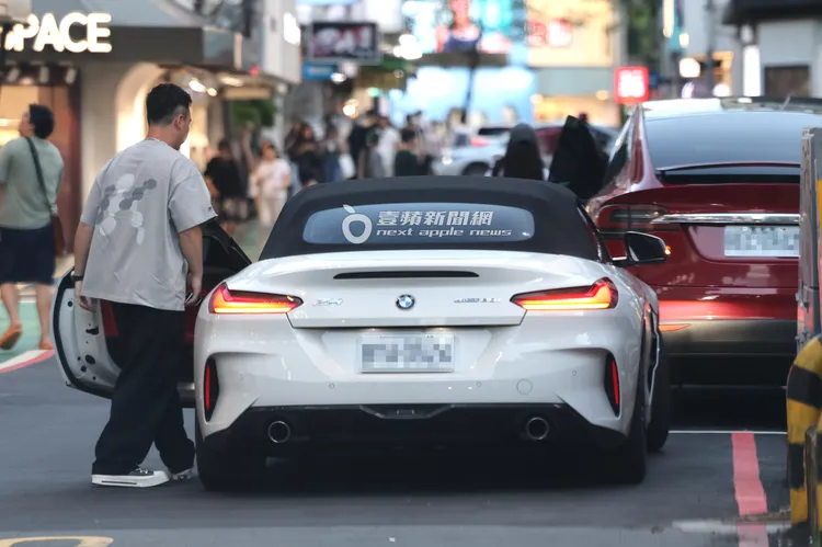 無尊車位沒停成，只好上車離開。特勤中心攝