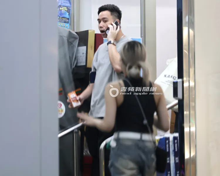 無尊一手拿統一伴點巧克力牛奶、一手拿手機，正妹雷達還是繼續開啟。特勤中心攝