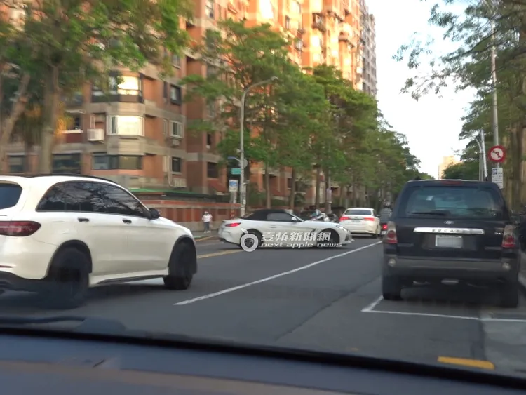 無尊一上車就違規在雙黃線迴轉。特勤中心攝