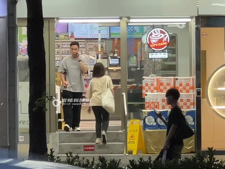 無尊買完飲料前往下一個地點。特勤中心攝