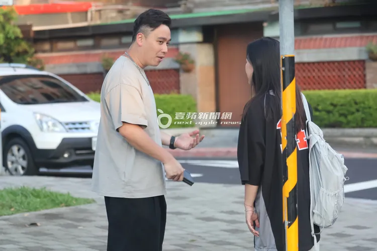 無尊（左）伸出金手指和女子有說有笑話題不斷。特勤中心攝