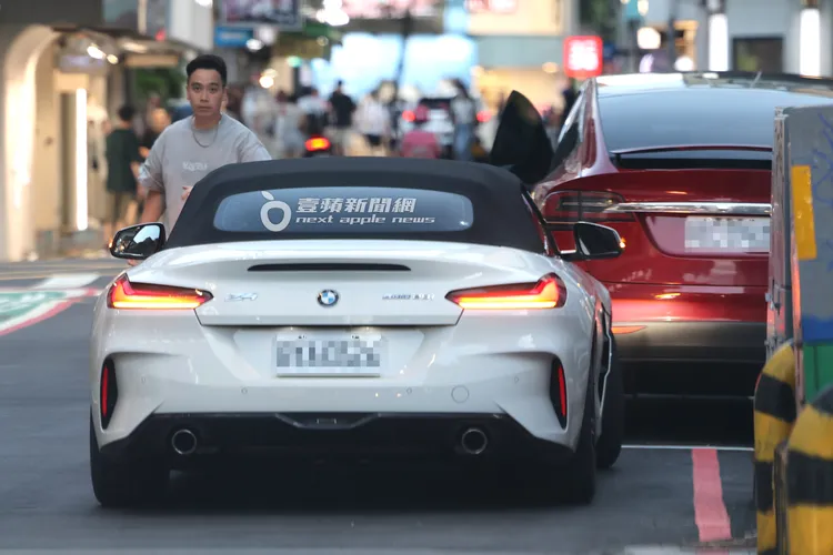 正巧紅車主人是吳宗憲，無尊想協調車位卻找不到對方，只好回自己車上。特勤中心攝