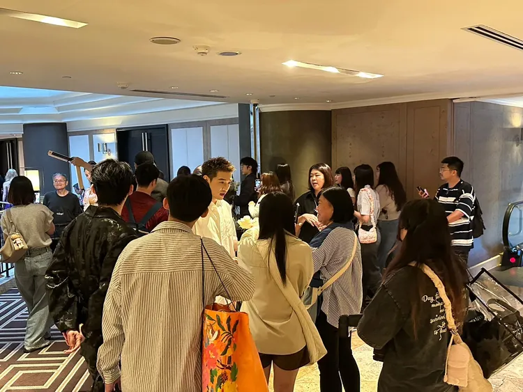 張立昂出門口就被粉絲包圍。達騰娛樂提供