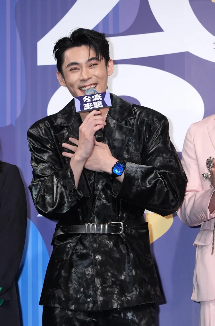 陳奕首次擔任製作人，帶著團隊上台。攝影中心攝影