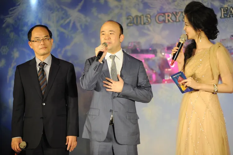 大統集團董事吳冠威(中)因疑捲入出軌疑雲，讓吳家事業版圖引起關注。翻攝自大立、大統五福店臉書