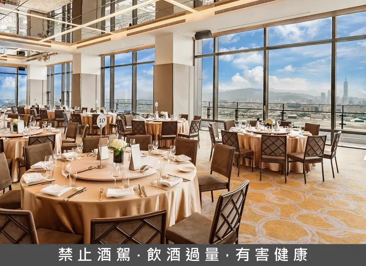 台北萬豪酒店36樓的「寰宇廳」則擁有壯闊高空視野，將台北101與城市天際線美景盡收眼底。業者提供