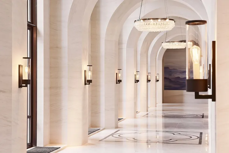 台北萬豪酒店8樓「Garden Villa」擁有獨立樓層，一次僅提供一組新人使用，兼顧隱私與尊榮體驗，此為典雅白色長廊。業者提供