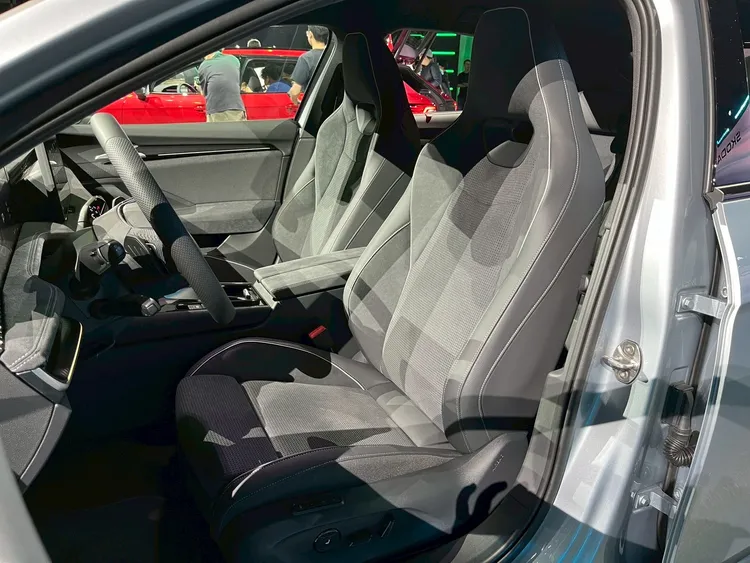 雙前座配備深層按摩功能，透過十個充氣氣囊、八種按摩模式與三段力道調節，SportPlus車型提供專屬一體式跑車座椅提供優異包覆性並支援加熱功能。周奕豪攝