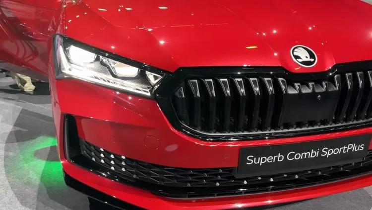 全新Superb標配Matrix LED 2.0複眼式頭燈、動態序列式方向燈、LED晝行燈與迎賓照地燈，全面強化夜間照明與車身辨識度。周奕豪攝