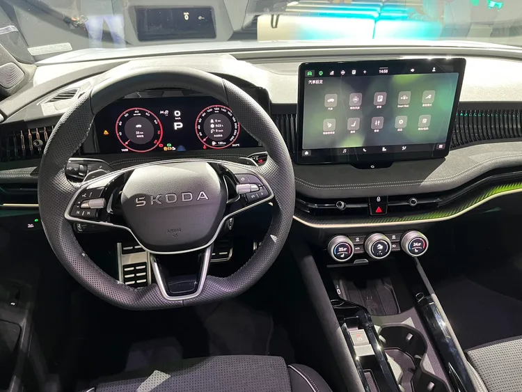 新一代Superb採用品牌最新設計語言，標配13吋中央觸控螢幕與10吋數位儀表，並導入三顆Smart Dials智慧旋鈕。周奕豪攝