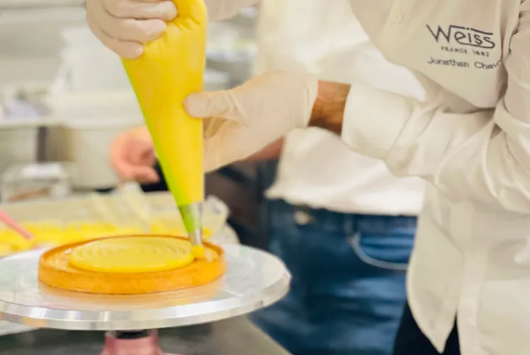 法式精品甜點系列甜點原料高規格使用法國Weiss精品巧克力，從蛋糕、塔、餅乾、馬卡龍到慕斯皆具備品牌首席主廚原創風格，強調可可苦甜平衡、食材層次與結構控制。業者提供