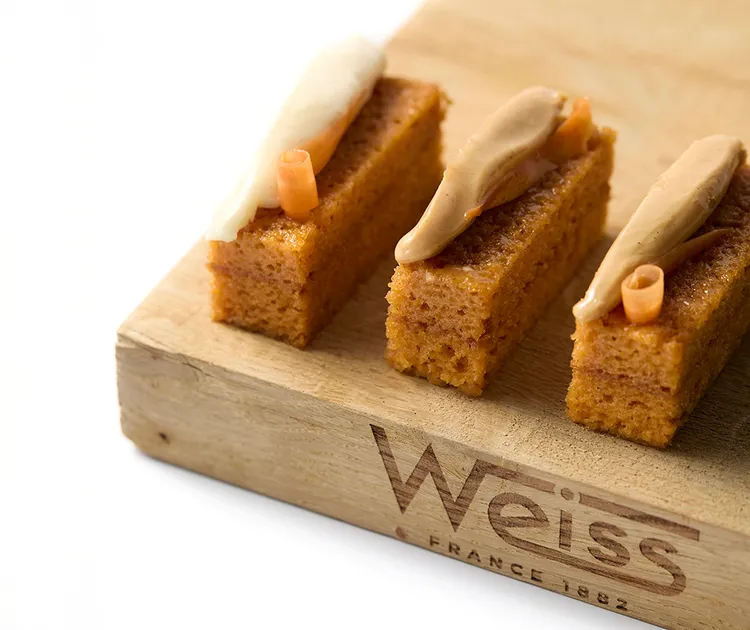 《法式精品甜點饗宴》將法式經典紅蘿蔔蛋糕搭重新譯，主廚Jonathan配白巧乳酪霜，口感綿密、奶香溫潤。業者提供