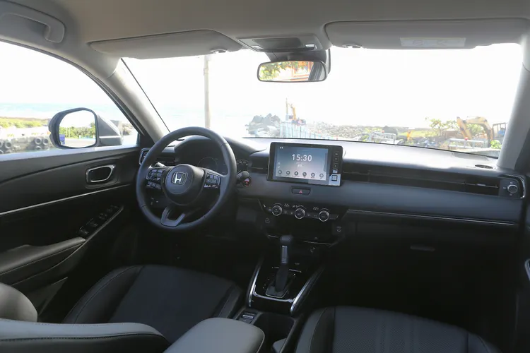 內裝鋪陳沒有太大的變動，HR-V e:HEV採用7吋數位儀表搭配8吋中央螢幕。林浩昇攝