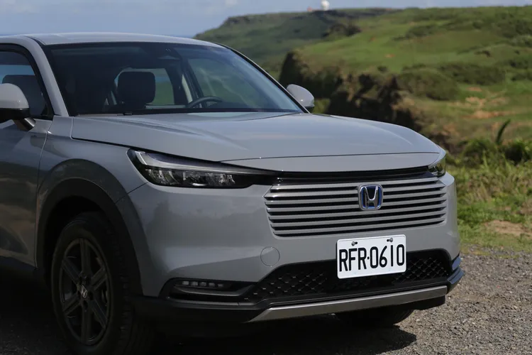 小改款外型著重在車頭微整形，水箱罩面積略為縮小、方正化，e:HEV則換上藍邊廠徽。林浩昇攝