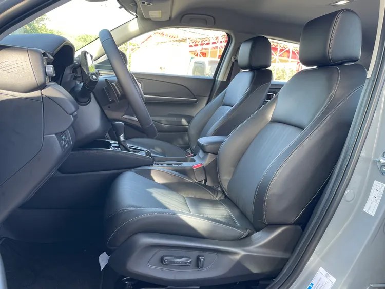 HR-V e:HEV Prestige擁有駕駛座八向電動調整座椅機能，座椅泡棉軟硬適中，有一定程度的支撐性並兼顧舒適性。林浩昇攝