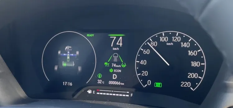 市區低速行駛時引擎只負責發電，車子全靠馬達推進，當時速拉高到80至90km/h之間，系統會根據電池狀況靈活切換，再往上跑到90km/h以上，引擎便會與馬達同步出力進入併聯模式。林浩昇攝