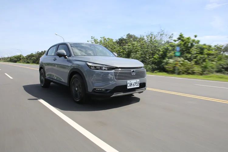 不靠插電、也不需要你改變任何駕駛習慣，HR-V e:HEV就能在日常通勤中，用馬達驅動車輛達成極佳油耗。林浩昇攝