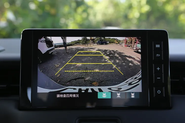 三模式的倒車影像系統，以及LaneWatch盲點監視系統是全車系標準配備，AVM環景影像要到SUPER EDITION才會配備。林浩昇攝