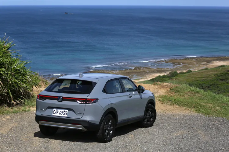 車尾幾乎沒有變動，連尾燈造型、內部光源也維持原樣，e:HEV車型會在尾門右下角有個小小的專屬銘牌。林浩昇攝