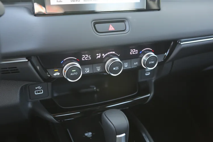 Prestige以上均配雙區恆溫空調，而小改款之後則新增下方的開放式置物槽。林浩昇攝