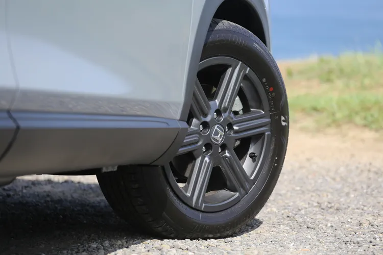 215/60 R17尺寸的輪胎，用上的是主打安靜的Bridgestone Alenza 001胎種。林浩昇攝