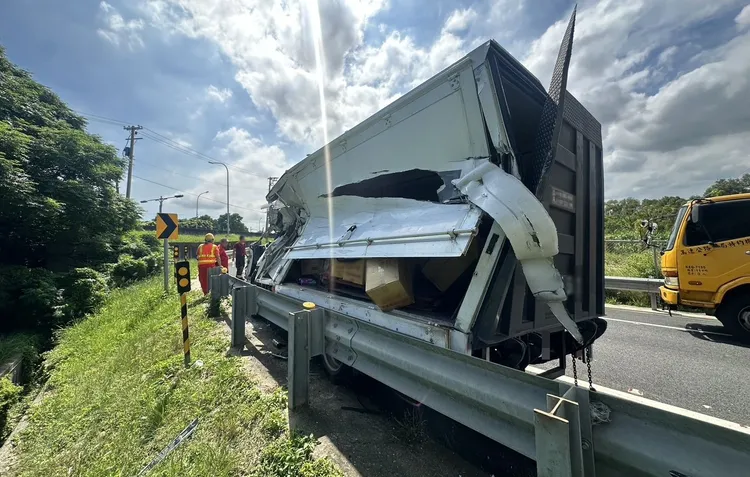 國2大園匝道小貨車自撞護欄。國道警方提供
