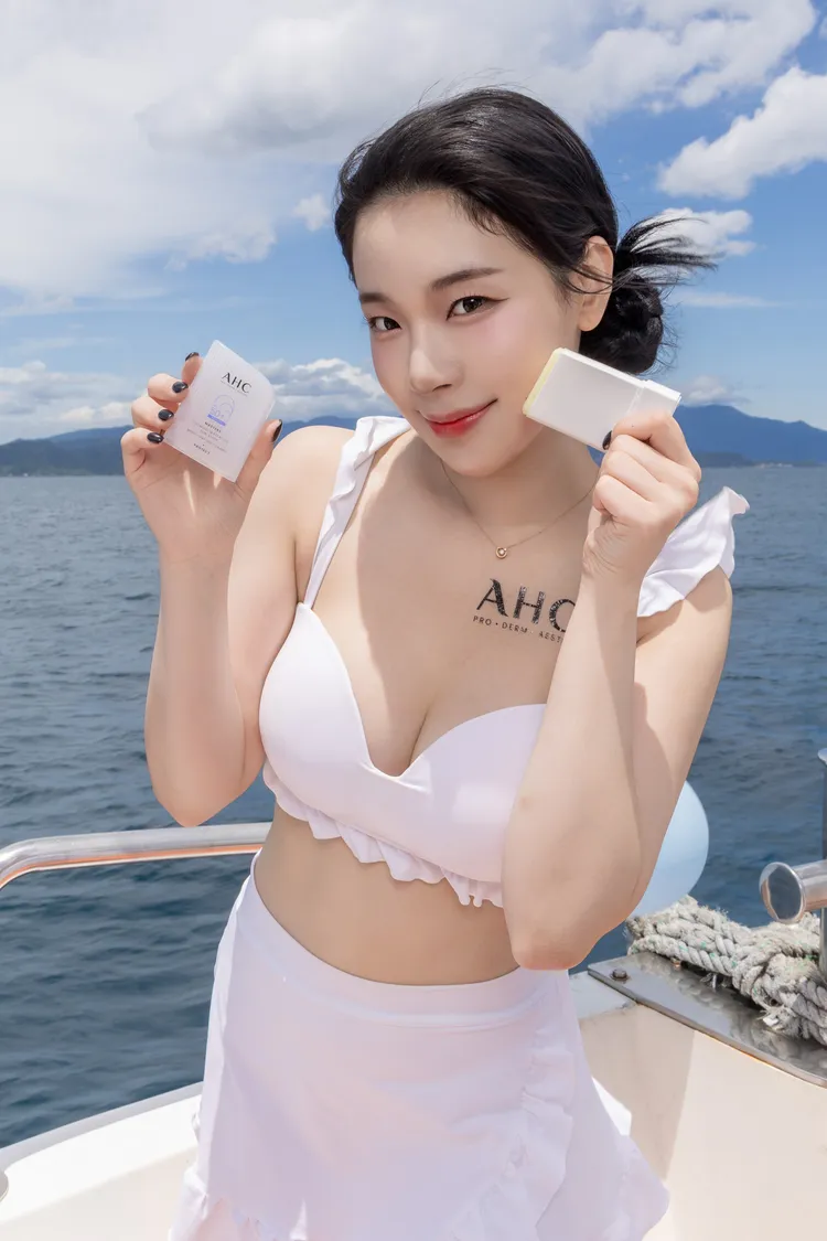 趙娟週愛用AHC全新「小白傘防曬棒」以及「小白傘防曬乳」。品牌提供