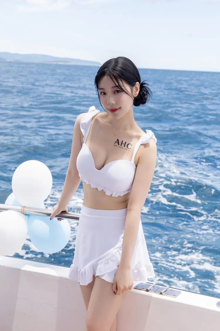 韓籍啦啦隊趙娟週跟AHC一起開遊艇趴。品牌提供