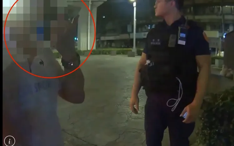 江男(左一)指著自己脖子，表示也被鄭男打傷，他才會反擊。翻攝畫面