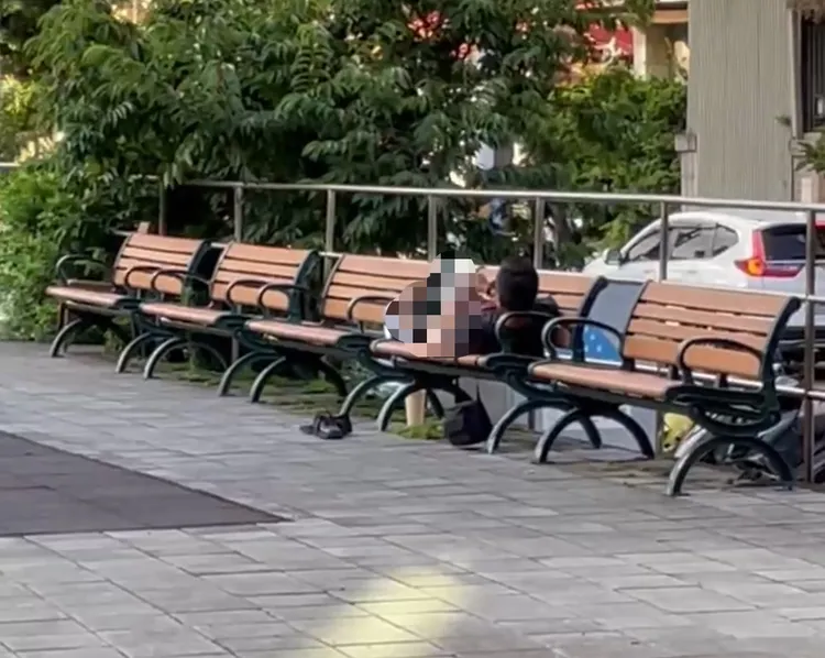 男子不顧一旁家長與幼童眼光，大膽地將褲子脫到膝蓋，用手對著生殖器上下抽動了起來。投訴人提供