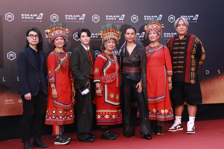 戴曉君（右3）選穿由設計師許艷玲量身打造的造型。攝影中心攝