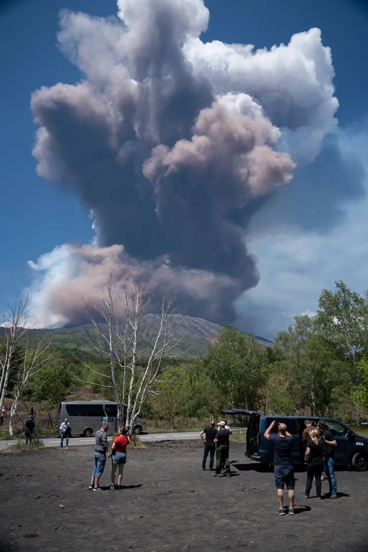 民眾觀看拍照。路透