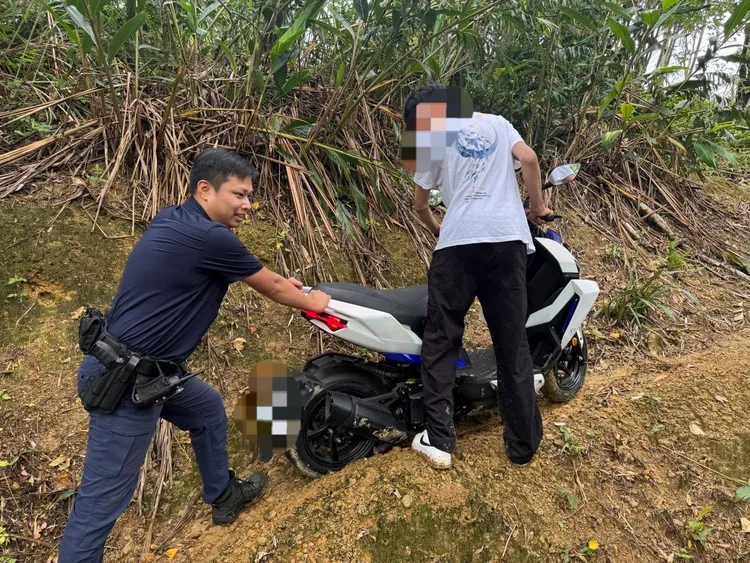 警方到場推車。警方提供