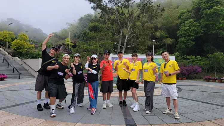 坤達（左起）、曾瑋中、蔡家蓁、王彩樺、吳宗憲、KID、鄭仲茵、大芭、方順吉等赴嘉義梅山出外景。《綜藝玩很大》提供