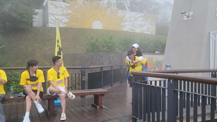 王彩樺動彈不得，KID英勇揹回終點。《綜藝玩很大》提供