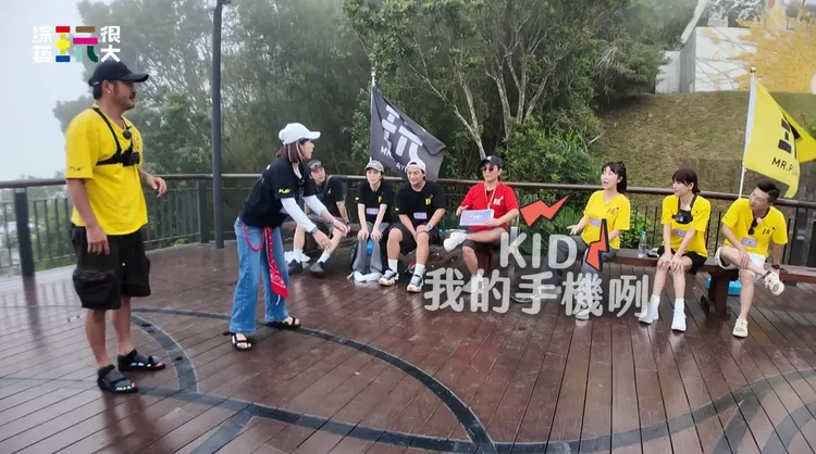 初次參戰的大芭（右三）鬧出不少笑話，遊戲途中竟突然低聲問：「我的手機呢？」《綜藝玩很大》提供