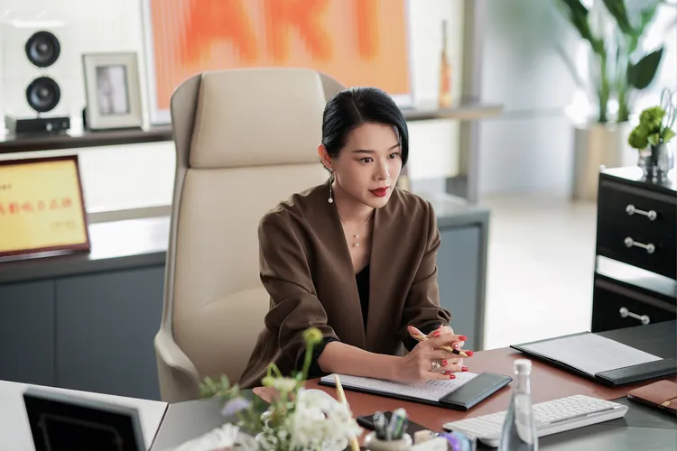 胡杏兒飾演最美小三「邱麗蘇」。愛爾達提供