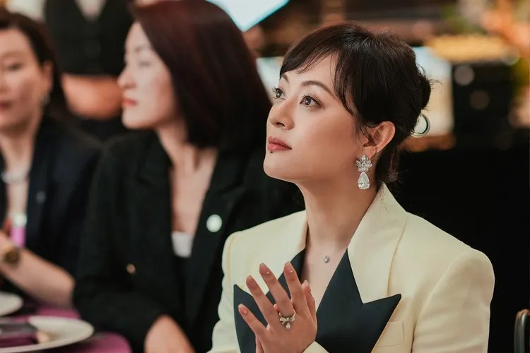 孫儷飾演保險女王「胡曼黎」。愛爾達提供