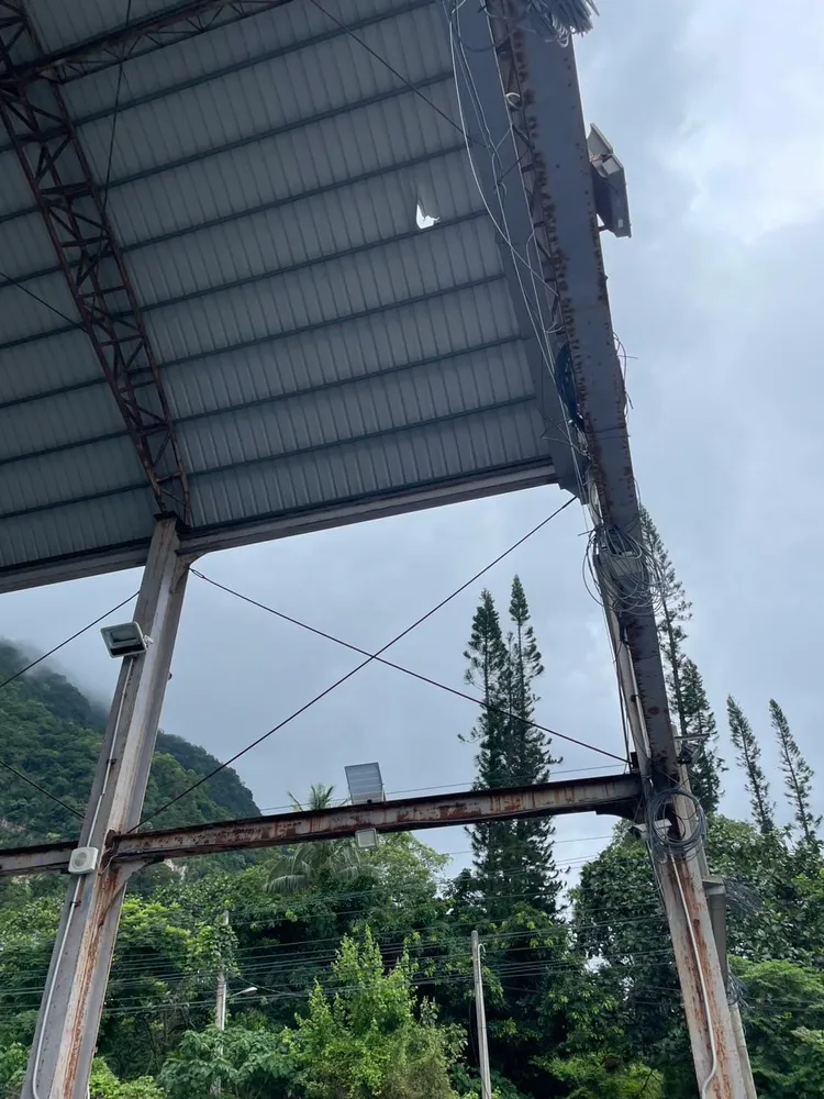 部落多功能活動中心鐵皮屋頂被噴飛碎石砸破。民眾提供