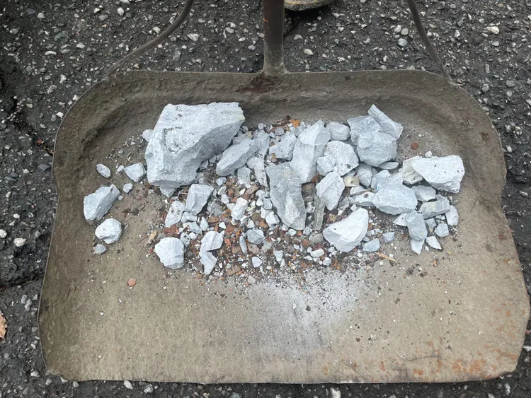 噴飛砸屋的碎石約棒壘球大小。民眾提供