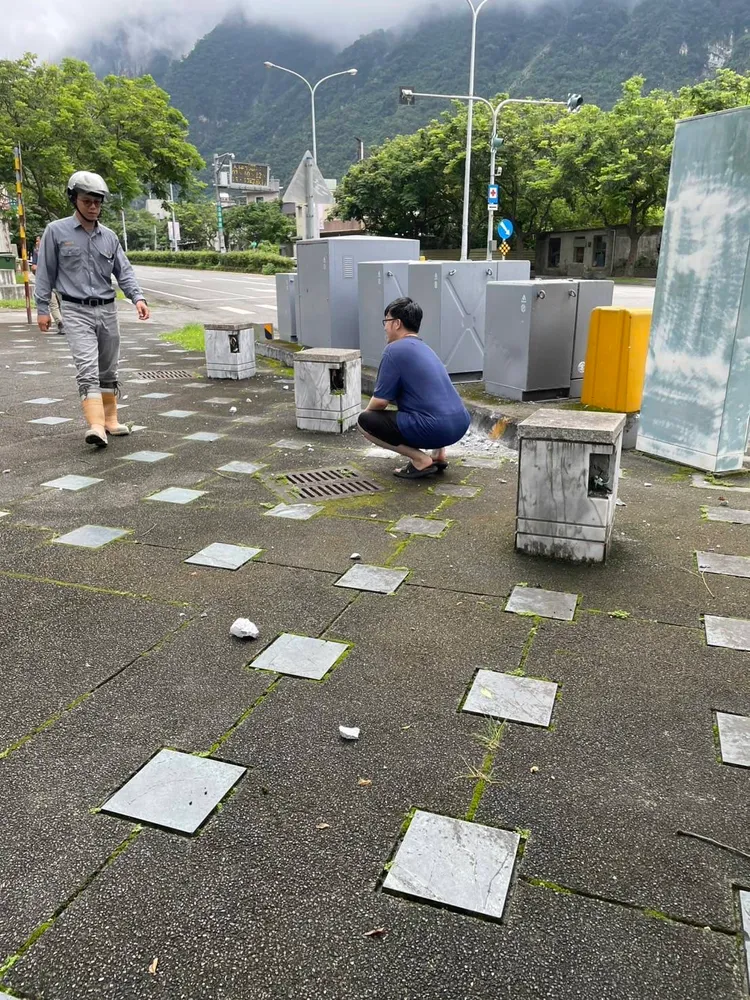 礦區爆破噴飛碎石掉落400米外的部落聚集地。民眾提供