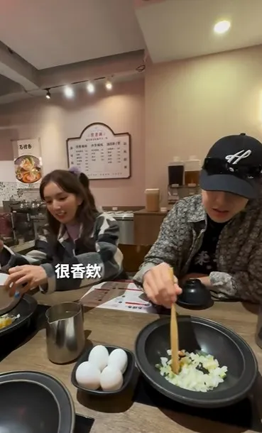 經查IG比對，Dora確實穿過一樣的衣服。