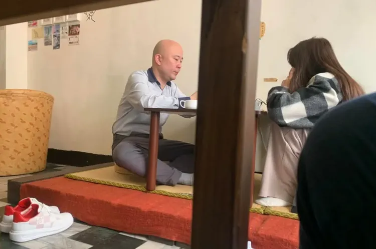 網友在threads公開一張吳冠威與一名長髮女子約會吃飯照片，直指背對鏡頭的長髮女子就是Dora。