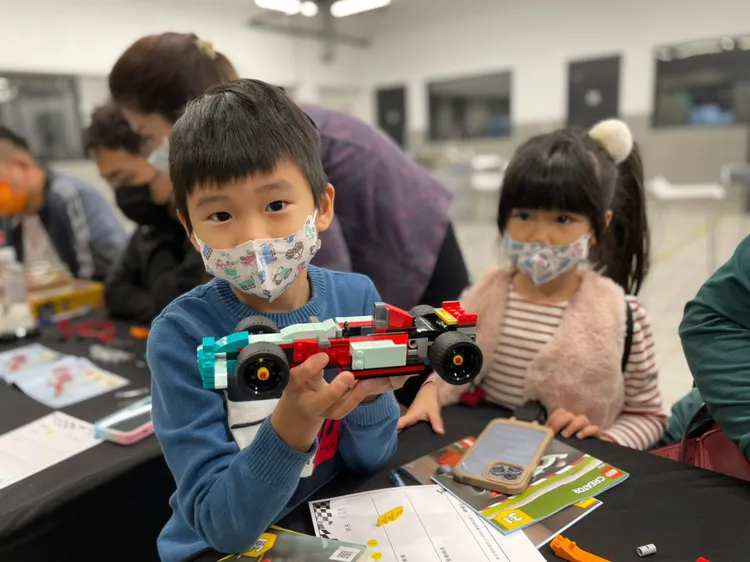 台北美福大飯店於7/27推出「速度與積情」住房專案，體驗樂高賽車組裝及互動競賽，行政客房一泊一食每房9999元。台北美福大飯店提供
